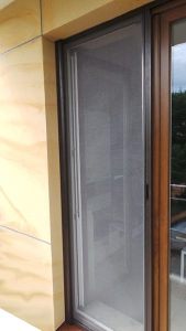 moskitiera rolowana poziomo do drzwi - montaż Faktor Bydgoszcz